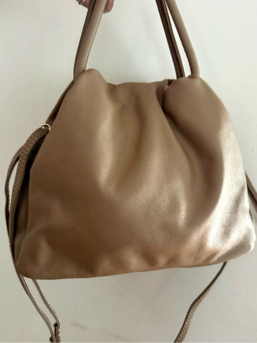 New HOBO International Darling Slouchy bag in a taupe leather - Picture 2 of 12